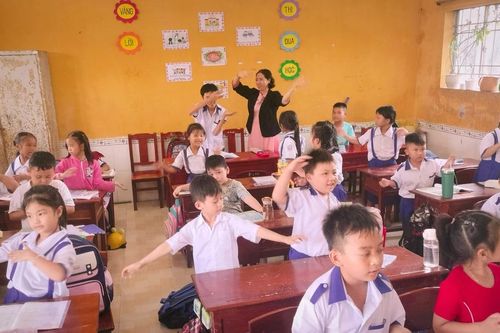 Giáo viên vùng Đất Mũi mong chờ tiền thưởng Tết