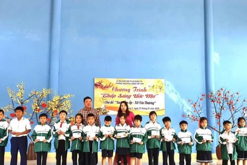 Trao gần 100 suất quà đến học sinh khó khăn trước thềm Tết Nguyên đán