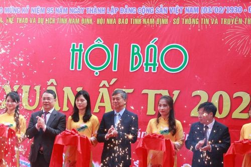 Gần 400 ấn phẩm báo chí hội tụ tại Hội Báo Xuân Nam Định