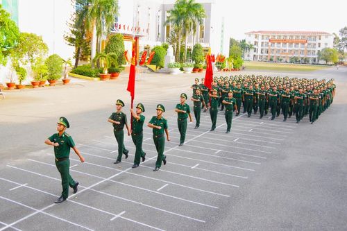 Đại tá Trần Văn Le tặng quà, động viên lực lượng tham gia diễu binh, diễu hành tại Lễ kỷ niệm 50 năm Ngày giải phóng miền Nam