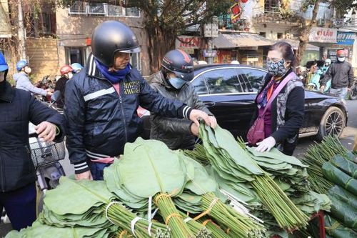 Nhộn nhịp 'người mua kẻ bán' tại chợ lá dong lâu đời nhất Hà Nội
