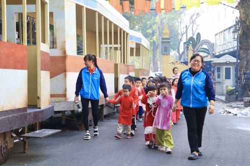Độc đáo hình ảnh toa tàu điện cũ tại Phố Bích họa Phùng Hưng đón Tết 2025