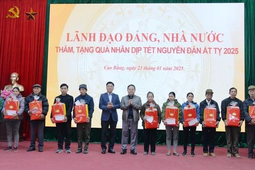 Phó Thủ tướng Chính phủ Lê Thành Long thăm, tặng quà Tết cho người dân tỉnh Cao Bằng