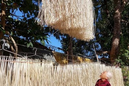 Thợ chẻ lạt, nan tất bật dịp cận Tết