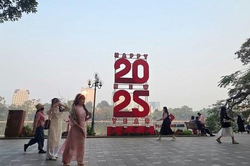 Phố phường Hà Nội trang hoàng rực rỡ đón Tết Ất Tỵ 2025