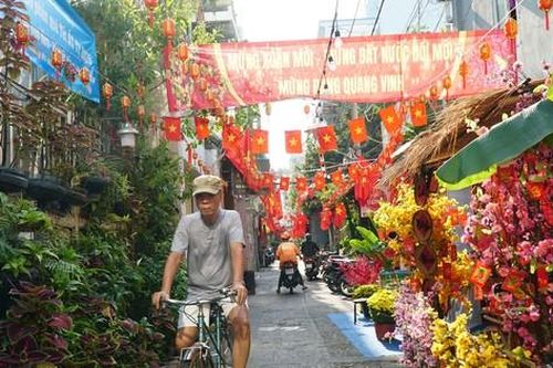 Nhiều hẻm ở TPHCM đồng loạt 'khoác áo' mới rực rỡ đón Tết