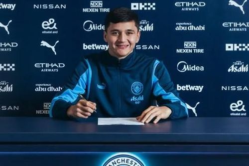 Trung vệ từng đối đầu U23 Việt Nam tại U23 châu Á ra mắt, lấy vị trí của tuyển thủ Anh tại Man City