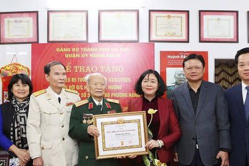 Bí thư Hà Nội trao Huy hiệu 85 năm tuổi Đảng tặng Thiếu tướng Huỳnh Đắc Hương