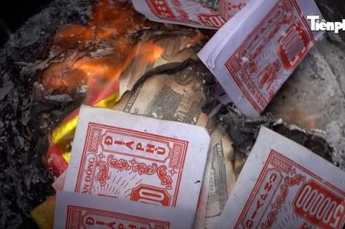 'Nhiều người đốt vàng mã do hiểu sai phong tục cúng lễ của nước ta'