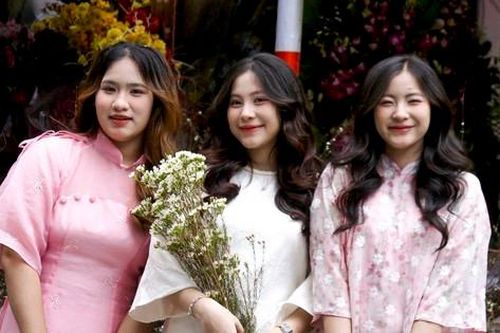 'Nàng thơ' xúng xính áo dài chụp ảnh tại đường hoa Tết Đà Nẵng