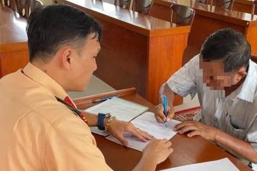 Tài xế xe ôm khai tự ý bấm đèn giao thông ở TPHCM để giải tỏa kẹt xe