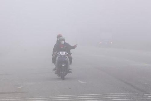 Sương mù dày đặc, đường phố Hà Tĩnh mờ mịt như ở Sa Pa
