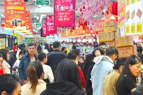 Đi sắm Tết: Siêu thị đông nghịt, chợ truyền thống vắng hoe