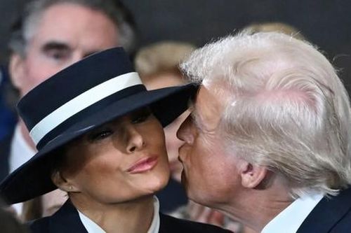Đằng sau chiếc mũ che hết nửa mặt của bà Melania Trump