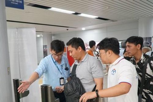 Sự cố của metro TPHCM ngày đầu thu phí
