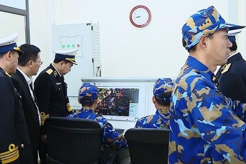 Tư lệnh Hải quân thị sát đảo Trần và Trạm ra đa 480