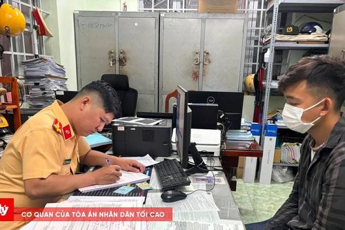 Tịch thu xe của đối tượng 'bốc đầu' mô tô, đăng video lên Facebook