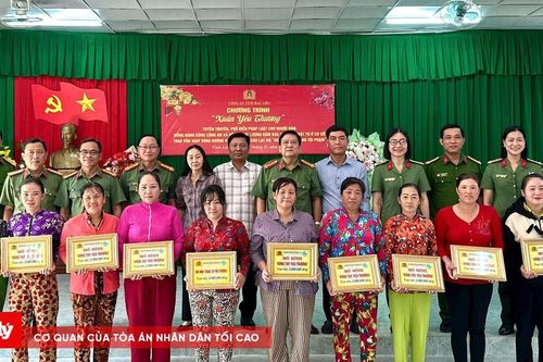 Chương trình 'Xuân yêu thương' mang Tết ấm đến với người dân nghèo