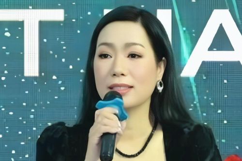 NSND Trịnh Kim Chi mặc gợi cảm chấm thi hoa hậu