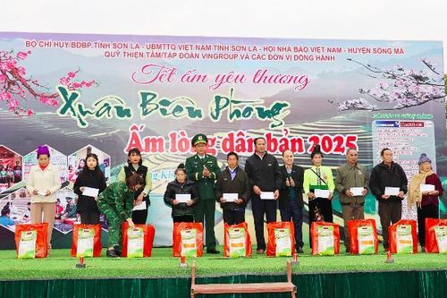 Mang 'Tết ấm yêu thương' đến các hoàn cảnh khó khăn tỉnh Sơn La