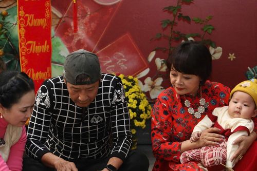 Nghệ sĩ Trà My, NSND Lan Hương cùng dàn diễn viên thi gói bánh chưng ngày Tết