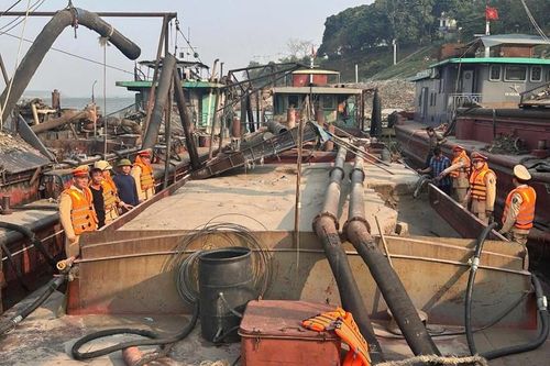 Bắt giữ 3 phương tiện khai thác cát trái phép trên tuyến sông Hồng