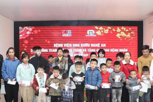 'Xuân yêu thương' sẻ chia hơn 800 triệu đồng cho bệnh nhân ung thư tại Nghệ An