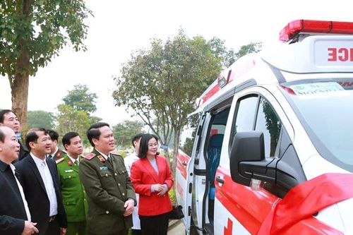 Công an Nghệ An tặng ô tô cứu thương cho Bệnh viện Đa khoa khu vực Tây Nam