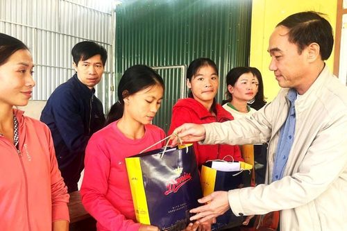 Ban Tuyên giáo Tỉnh ủy Nghệ An trao quà Tết hộ nghèo tại huyện Quỳ Hợp