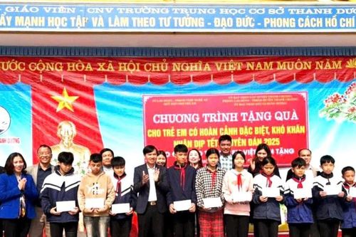 Trao tặng quà Tết cho trẻ em khó khăn ở Hưng Nguyên và Thanh Chương