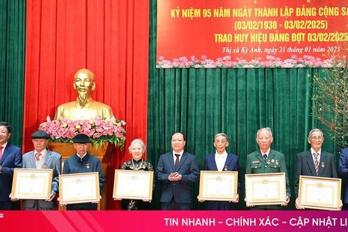 Trao tặng huy hiệu Đảng cho 73 đảng viên ở thị xã Kỳ Anh