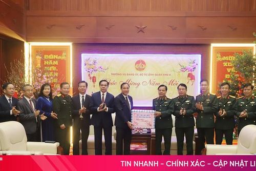 Đoàn công tác tỉnh Hà Tĩnh chúc Tết Bộ Tư lệnh Quân khu 4