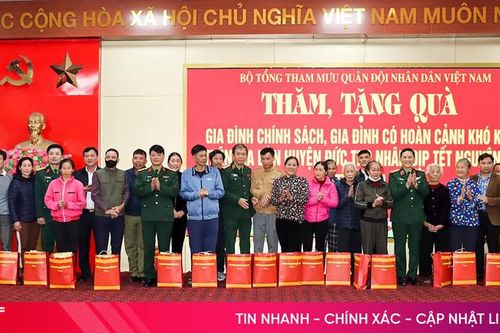 Phó Tổng tham mưu trưởng QĐND Việt Nam tặng quà gia đình chính sách ở Đức Thọ