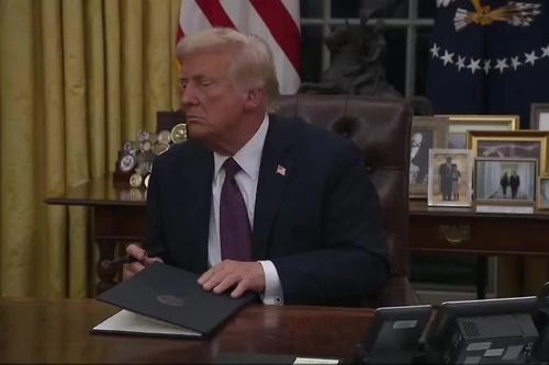 Biểu cảm của ông Trump khi ký sắc lệnh rút nước Mỹ khỏi WHO