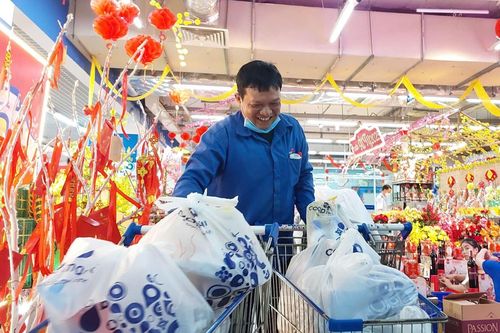 TP Hồ Chí Minh: Sức mua tăng, vận chuyển quá tải dịp cận Tết