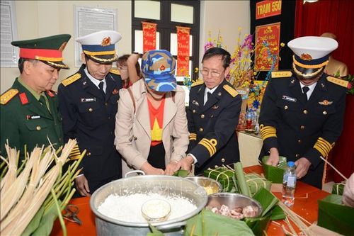 Mùa xuân ấm tình quân dân ở Trạm Ra đa 550, đảo Lý Sơn