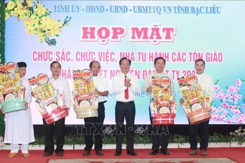 Thăm, chúc Tết chức sắc tôn giáo, các đơn vị bộ đội