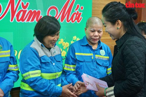 Hội Liên hiệp Phụ nữ TP Hà Nội thăm hỏi các nữ công nhân môi trường dịp Tết Ất Tỵ 2025