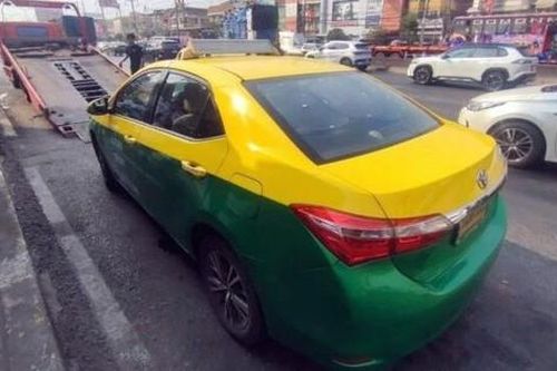 Bí mật đau lòng bên trong chiếc taxi đỗ ven đường