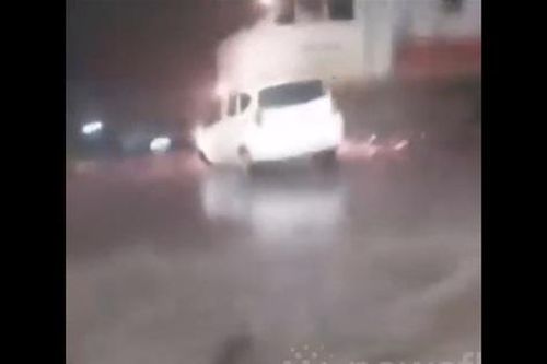 Cố băng qua đường ray, ô tô bị tàu hỏa đâm trúng