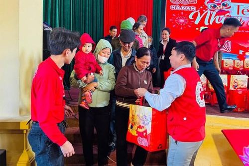 Central Retail trao tặng 5.100 phần quà Tết cho hộ gia đình có hoàn cảnh khó khăn