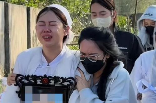 Hình ảnh gây xúc động ở đám tang bố ruột TikToker Việt Phương Thoa