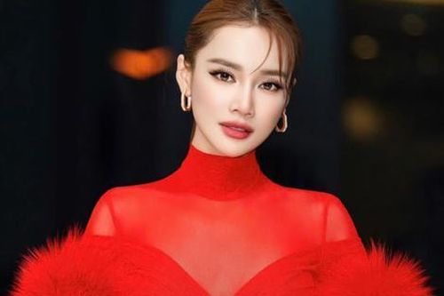 Vẻ đẹp quyến rũ của Nhã Phương khi diện váy xuyên thấu