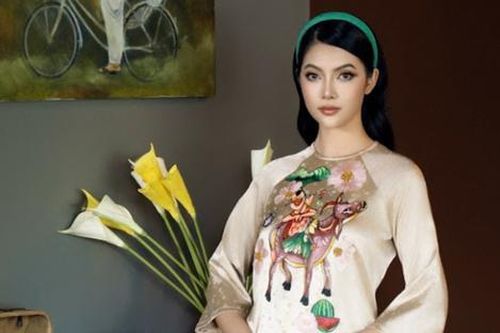 Hoa hậu Thu Uyên 'gây thương nhớ' với tà áo dài sặc sỡ