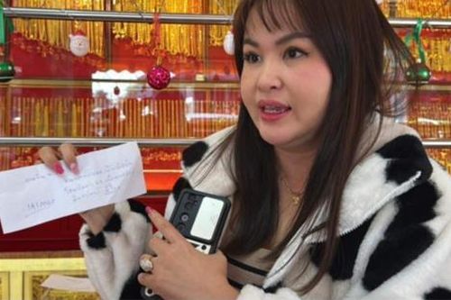 Thấy khách hàng có thái độ kỳ lạ, chủ tiệm vàng nghi ngờ rồi hành động đầy bất ngờ