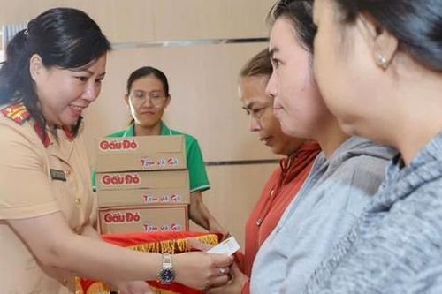 TPHCM: Phụ nữ Cảnh sát giao thông mang Tết ấm áp đến với người dân xã đảo