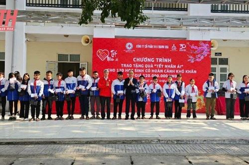 Trao 120 suất quà tết cho học sinh có hoàn cảnh khó khăn