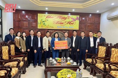 Tặng quà tết cho hộ nghèo trên địa bàn huyện Thạch Thành
