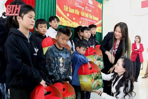 Tổ chức 'Tết sum vầy - Kết nối yêu thương' cho trẻ mồ côi khó khăn huyện Ngọc Lặc