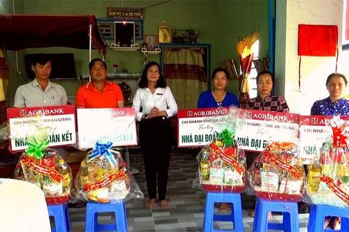 Thoại Sơn bàn giao nhà Đại đoàn kết cho hộ nghèo, hộ khó khăn